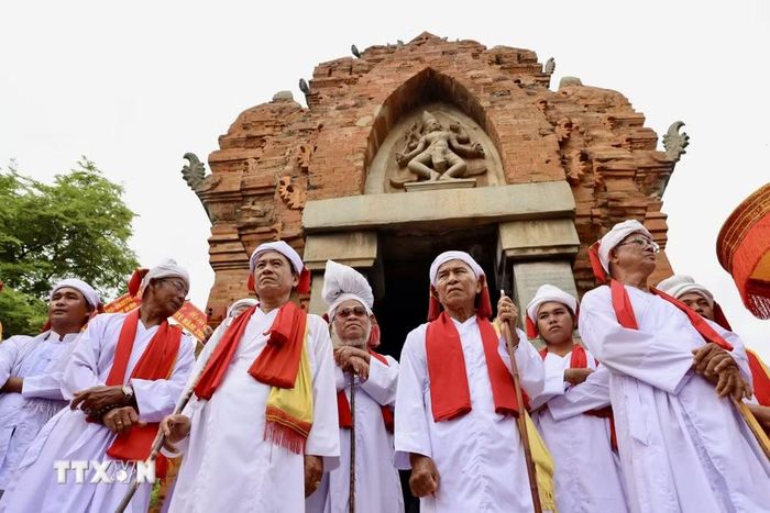 Chức sắc Chăm thực hiện nghi lễ quan trọng, mở ra cánh cổng giao cảm giữa con người và thần linh trong ngày hội Katê. (Ảnh: Nhật Anh/TTXVN)