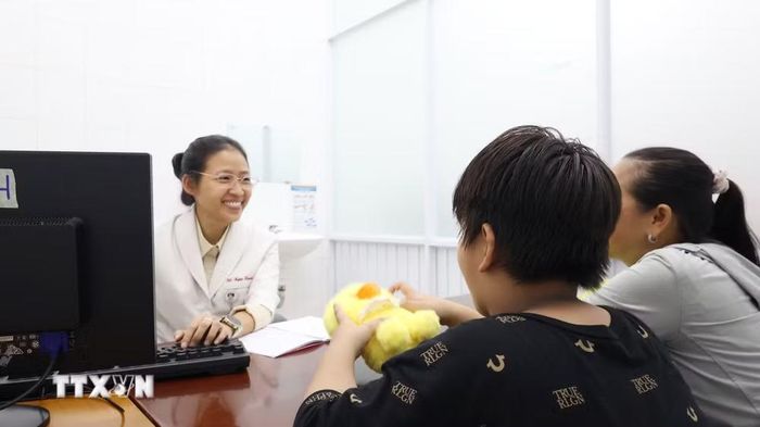 Bác sỹ Khoa Tâm lý-Tâm thần trẻ em, Bệnh viện Tâm thần Thành phố Hồ Chí Minh đang thăm khám, tư vấn cho trẻ. (Ảnh: Đinh Hằng/TTXVN)