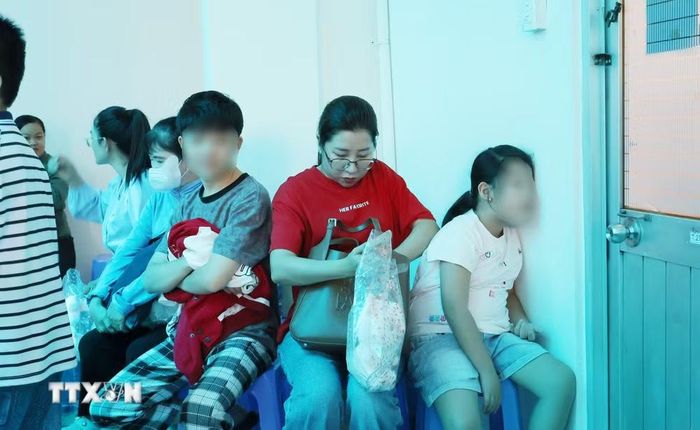 Phụ huynh và bệnh nhi đang chờ đợi đến lượt khám tại Khoa Tâm lý-Tâm thần trẻ em, Bệnh viện Tâm thần Thành phố Hồ Chí Minh. (Ảnh: Đinh Hằng/TTXVN)