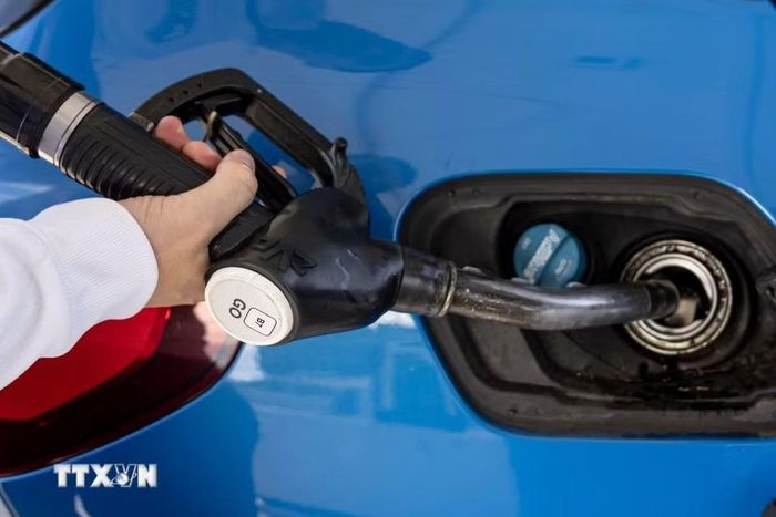 Bơm nhiên liệu cho phương tiện tại một trạm xăng ở Wasquehal, Pháp. (Ảnh: THX/TTXVN phát)