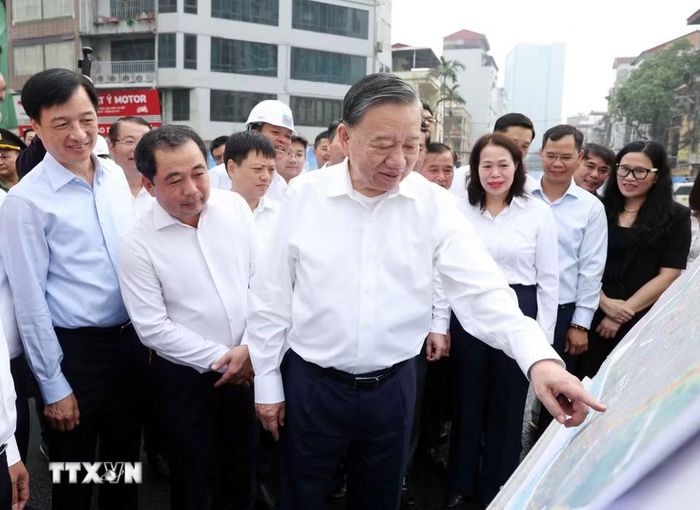 Tổng Bí thư, Chủ tịch nước Tô Lâm kiểm tra việc thực hiện dự án đường Vành đai 2,5 thuộc địa bàn phường Cầu Giấy. (Ảnh: Thống Nhất/TTXVN)