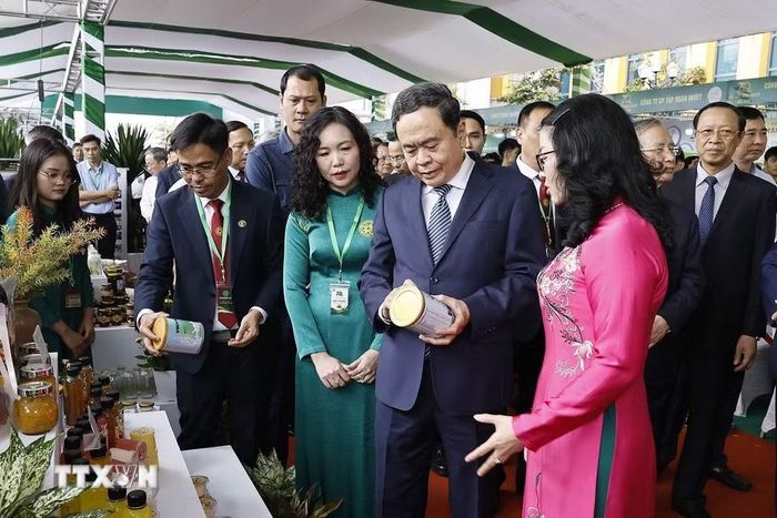 Chủ tịch Quốc hội Trần Thanh Mẫn và đại biểu tham quan trưng bày sản phẩm của Học viện Nông nghiệp Việt Nam. (Ảnh: Doãn Tấn/TTXVN)