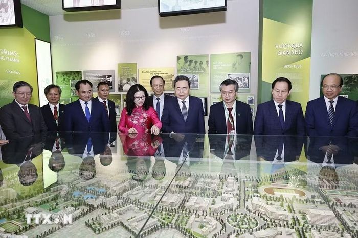 Chủ tịch Quốc hội Trần Thanh Mẫn tham quan phòng truyền thống của Học viện Nông nghiệp Việt Nam. (Ảnh: Doãn Tấn/TTXVN)