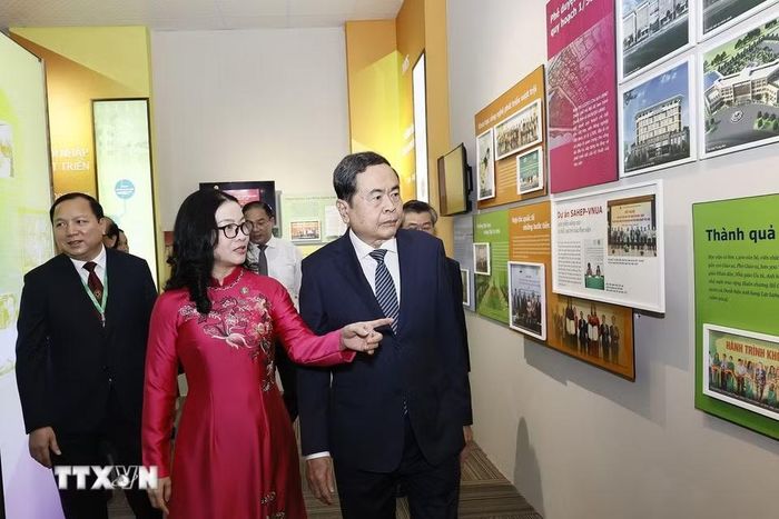 Chủ tịch Quốc hội Trần Thanh Mẫn tham quan phòng truyền thống của Học viện Nông nghiệp Việt Nam. (Ảnh: Doãn Tấn/TTXVN)