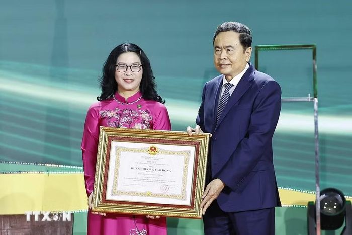 Chủ tịch Quốc hội Trần Thanh Mẫn trao Huân chương Lao động hạng Nhất cho Học viện Nông nghiệp Việt Nam. (Ảnh: Doãn Tấn/TTXVN)