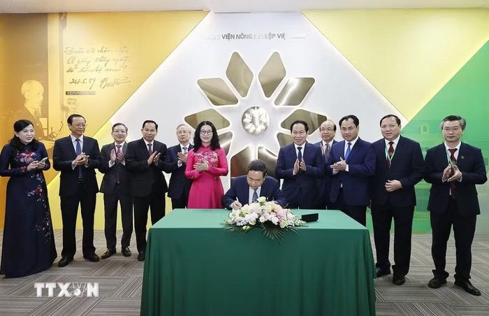 Chủ tịch Quốc hội Trần Thanh Mẫn viết lưu bút tại Học viện Nông nghiệp Việt Nam. (Ảnh: Doãn Tấn/TTXVN)