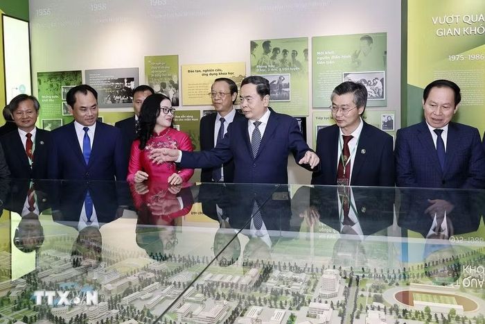 Chủ tịch Quốc hội Trần Thanh Mẫn tham quan phòng truyền thống của Học viện Nông nghiệp Việt Nam. (Ảnh: Doãn Tấn/TTXVN)