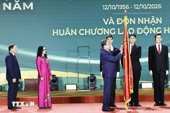 Chủ tịch Quốc hội Trần Thanh Mẫn trao Huân chương Lao động hạng Nhất cho Học viện Nông nghiệp Việt Nam. (Ảnh: Doãn Tấn/TTXVN)