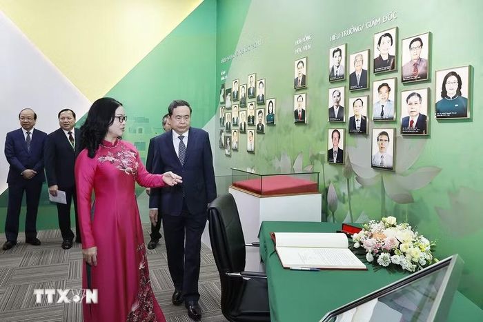 Chủ tịch Quốc hội Trần Thanh Mẫn tham quan phòng truyền thống của Học viện Nông nghiệp Việt Nam. (Ảnh: Doãn Tấn/TTXVN)