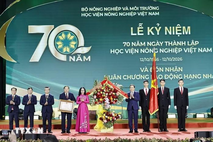 Chủ tịch Quốc hội Trần Thanh Mẫn trao Huân chương Lao động hạng Nhất cho Học viện Nông nghiệp Việt Nam. (Ảnh: Doãn Tấn/TTXVN)