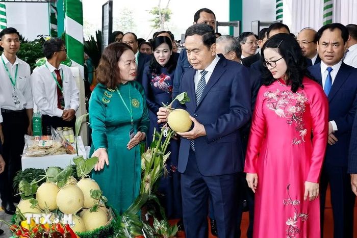 Chủ tịch Quốc hội Trần Thanh Mẫn và đại biểu tham quan trưng bày sản phẩm của Học viện Nông nghiệp Việt Nam. (Ảnh: Doãn Tấn/TTXVN)