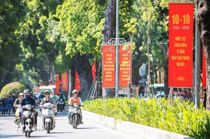 Hà Nội rực rỡ sắc cờ hoa, băng rôn, áp phích trên nhiều tuyến phố chào mừng kỷ niệm 72 năm Ngày Giải phóng Thủ đô. (Ảnh: Hoàng Hiếu/TTXVN)
