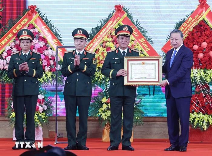 Tổng Bí thư, Chủ tịch nước Tô Lâm trao Danh hiệu Anh hùng Lực lượng Vũ trang Nhân dân tặng Bộ Tư lệnh Thủ đô Hà Nội. (Ảnh: Thống Nhất/TTXVN)