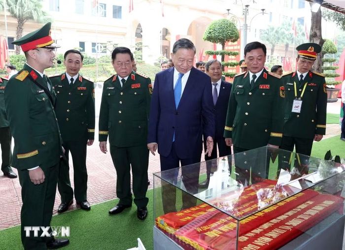Tổng Bí thư, Chủ tịch nước Tô Lâm và đại biểu xem các tư liệu, hiện vật truyền thống của Lực lượng vũ trang Thủ đô. (Ảnh: Thống Nhất/TTXVN)