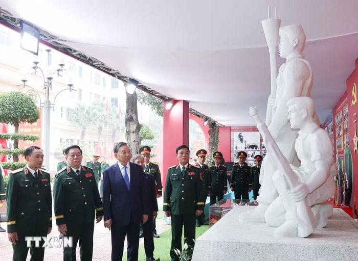 Tổng Bí thư, Chủ tịch nước Tô Lâm xem các hiện vật truyền thống của Lực lượng vũ trang Thủ đô. (Ảnh: Thống Nhất/TTXVN)