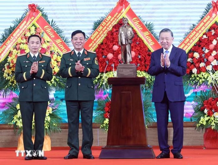 Tổng Bí thư, Chủ tịch nước Tô Lâm tặng bức tượng Chủ tịch Hồ Chí Minh cho Bộ Tư lệnh Thủ đô Hà Nội. (Ảnh: Thống Nhất/TTXVN)
