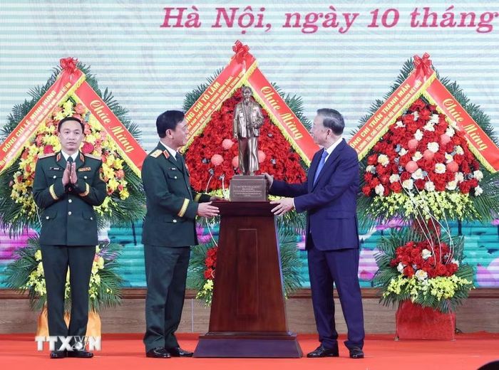 Tổng Bí thư, Chủ tịch nước Tô Lâm tặng bức tượng Chủ tịch Hồ Chí Minh cho Bộ Tư lệnh Thủ đô Hà Nội. (Ảnh: Thống Nhất/TTXVN)