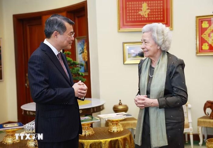 Thủ tướng Lê Minh Hưng thăm Hoàng thái hậu Norodom Monineath Sihanouk. (Ảnh: Dương Giang/TTXVN)
