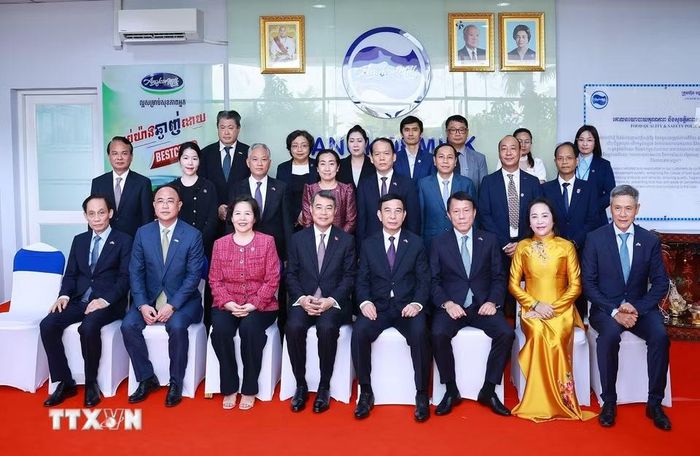 Thủ tướng Lê Minh Hưng với lãnh đạo Công ty sữa Angkor Milk. (Ảnh: Dương Giang/TTXVN)