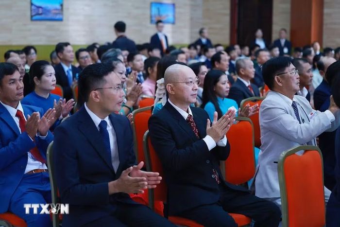 Cộng đồng người Việt Nam tại Campuchia tham dư buổi gặp. (Ảnh: Dương Giang/TTXVN)