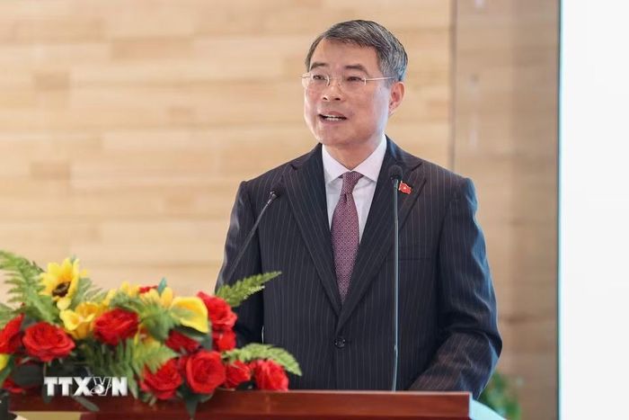 Thủ tướng Lê Minh Hưng phát biểu tại buổi gặp gỡ cán bộ, nhân viên Đại sứ quán và cộng đồng người Việt Nam tại Campuchia. (Ảnh: Dương Giang/TTXVN)
