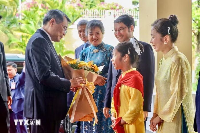 Thủ tướng Lê Minh Hưng gặp gỡ cán bộ, nhân viên Đại sứ quán và cộng đồng người Việt Nam tại Campuchia. (Ảnh: Dương Giang/TTXVN)