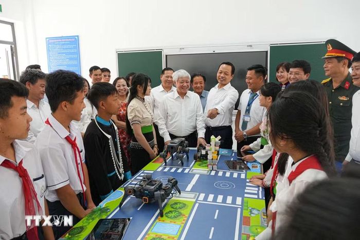 Ủy viên Bộ Chính trị, Phó Chủ tịch Thường trực Quốc hội Đỗ Văn Chiến thăm các phòng học chức năng của nhà trường. (Ảnh: Phan Quân/TTXVN)