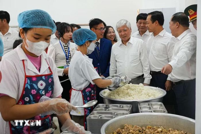 Ủy viên Bộ Chính trị, Phó Chủ tịch Thường trực Quốc hội Đỗ Văn Chiến thăm bếp ăn nhà trường. (Ảnh: Phan Quân/TTXVN)
