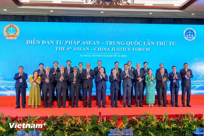 Đoàn lãnh đạo cấp cao của các Quốc gia tham dự Diễn đàn chụp ảnh lưu niệm. (Ảnh: Thanh Phong/Vietnam+)
