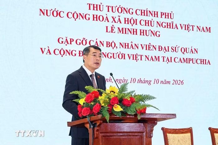 Thủ tướng Lê Minh Hưng phát biểu tại buổi gặp gỡ cán bộ, nhân viên Đại sứ quán và cộng đồng người Việt Nam tại Campuchia. (Ảnh: Dương Giang/TTXVN)