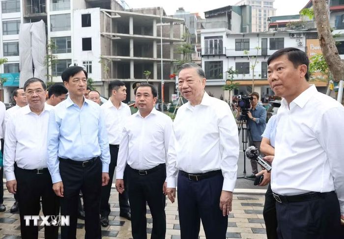 Tổng Bí thư, Chủ tịch nước Tô Lâm thị sát, kiểm tra việc thực hiện dự án đường Vành đai 1 thuộc địa bàn phường Ô Chợ Dừa. (Ảnh: Thống Nhất/TTXVN)