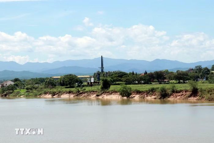 Sạt lở bờ Bắc sông Thạch Hãn đoạn qua khu phố An Đôn, phường Quảng Trị. (Ảnh: Tường Vi/TTXVN)