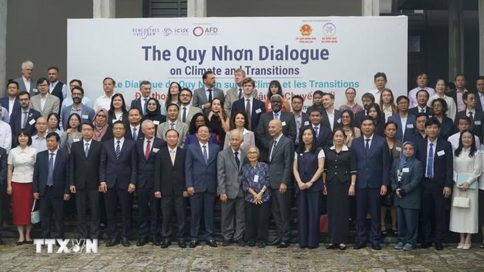 Phó Thủ tướng Hồ Quốc Dũng chụp ảnh lưu niệm với các đại biểu tham dự “Đối thoại Quy Nhơn về khí hậu và chuyển đổi." (Ảnh: Đình Quân/TTXVN)