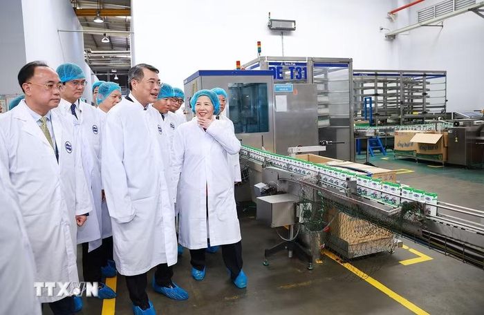 Thủ tướng Lê Minh Hưng đến thăm Công ty sữa Angkor Milk của Vinamilk tại Campuchia. (Ảnh: Dương Giang/TTXVN)