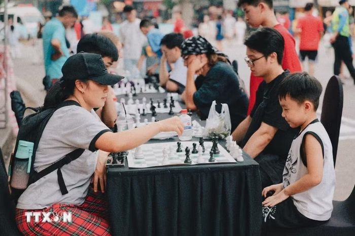 Người dân tham gia giao lưu cờ vua tại không gian đi bộ hồ Hoàn Kiếm. (Ảnh: Phạm Tuấn Anh/TTXVN)