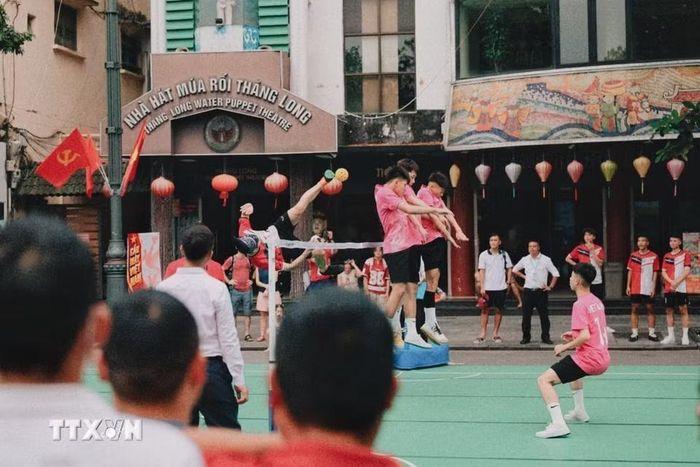 Các vận động viên thi đấu cầu mây tại khu vực trước Nhà hát Múa rối Thăng Long (Hà Nội) thu hút đông đảo người xem. (Ảnh: Phạm Tuấn Anh/TTXVN)