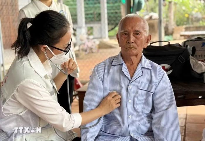Chăm sóc sức khỏe cho người cao tuổi. (Ảnh: Đinh Hằng/TTXVN)