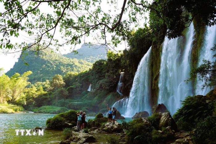 Du khách nước ngoài ghi lại những hình ảnh đẹp của Thác Bản Giốc. (Ảnh: Chu Hiệu/TTXVN)