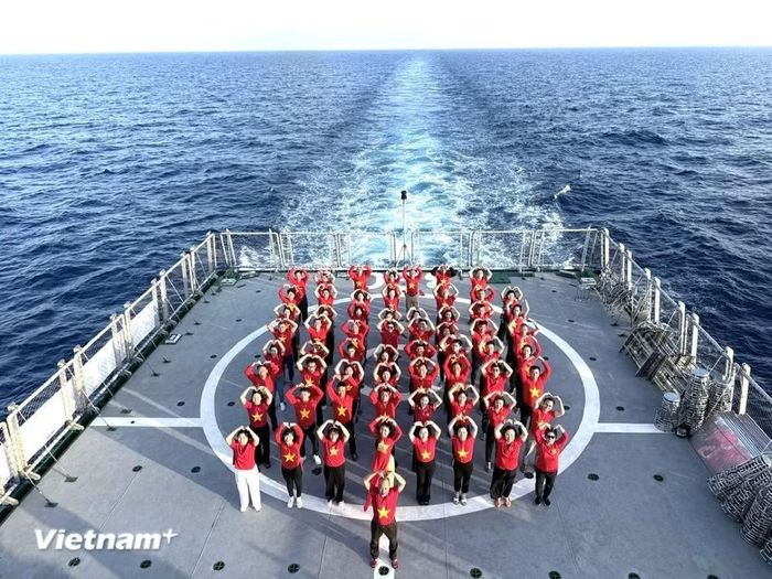 Các đại biểu kiều bào xếp hình giữa biển khơi. (Ảnh: Huy Khánh/Vietnam+)