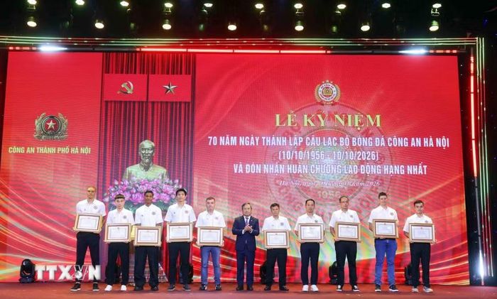 Chủ tịch Ủy ban Nhân dân thành phố Hà Nội Vũ Đại Thắng trao tặng Bằng khen cho các cầu thủ CLB bóng đá Công an Hà Nội có thành tích xuất sắc. (Ảnh: Phạm Kiên/TTXVN)