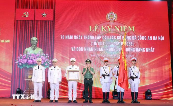 Đại tướng Lương Tam Quang, Ủy viên Bộ Chính trị, Bộ trưởng Bộ Công an trao Huân chương Lao động hạng Nhất của Chủ tịch nước tặng CLB bóng đá Công an Hà Nội. (Ảnh: Phạm Kiên/TTXVN)