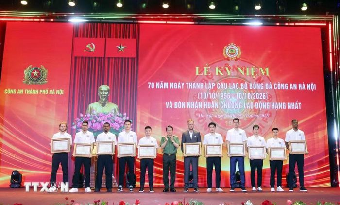 Đại tướng Lương Tam Quang, Ủy viên Bộ Chính trị, Bộ trưởng Bộ Công an trao tặng Bằng khen cho Huấn luyện viên và các cầu thủ của Câu lạc bộ bóng đá Công an Hà Nội có thành tích xuất sắc. (Ảnh: Phạm Kiên/TTXVN)