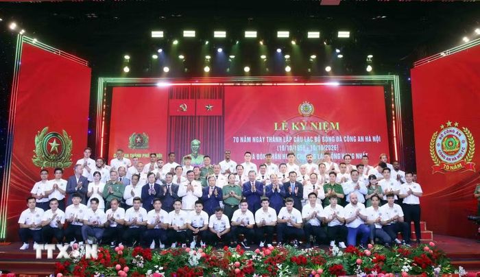 Tổng Bí thư, Chủ tịch nước Tô Lâm với Ban Giám đốc, Ban lãnh đạo và các cầu thủ Câu lạc bộ bóng đá Công an Hà Nội. (Ảnh: Phạm Kiên/TTXVN)