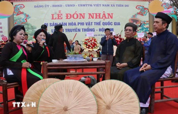 Hát đối của các liền anh, liền chị. (Ảnh: Thanh Thương/TTXVN)