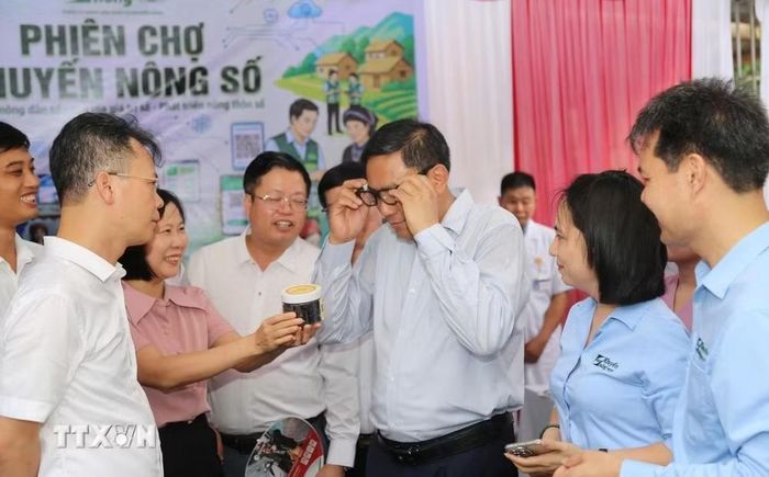 Lãnh đạo tỉnh Lào Cai tham quan, trải nghiệm việc vận hành các nền tảng số tại chương trình ra mắt mô hình “Thôn số” tại xã Bát Xát, tỉnh Lào Cai. (Ảnh: TTXVN phát)