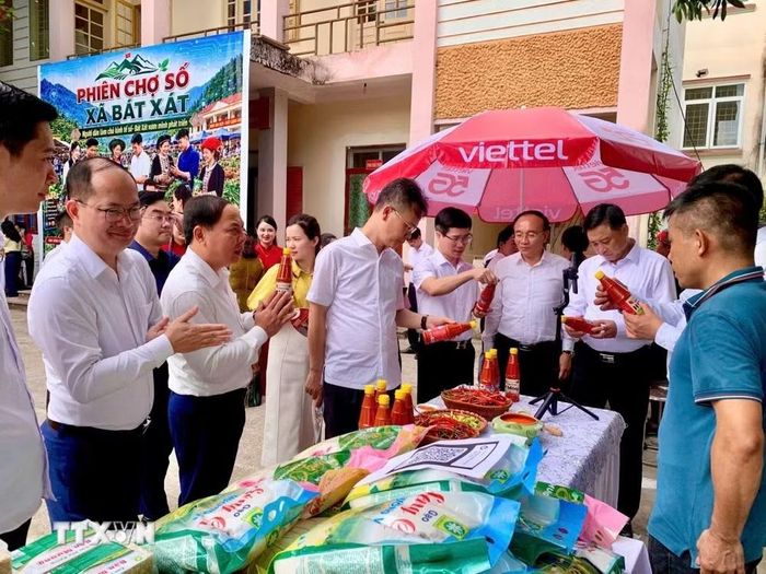 Các đại biểu tham quan gian hàng các sản phẩm nông sản địa phương được giới thiệu, quảng bá tại phiên chợ số bên lề lễ ra mắt mô hình “Thôn số” tại xã Bát Xát, tỉnh Lào Cai. (Ảnh: TTXVN phát)