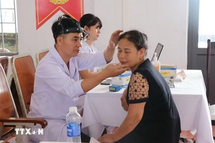 Bệnh viện đa khoa Hải Dương bố trí trang thiết bị, máy móc và nhân lực phối hợp với Ủy ban Nhân dân xã An Phú tổ chức khám sức khỏe, khám sàng lọc. (Ảnh: Mạnh Minh/TTXVN)