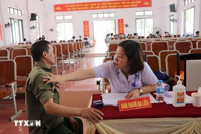 Bệnh viện đa khoa Hải Dương bố trí trang thiết bị, máy móc và nhân lực phối hợp với Ủy ban Nhân dân xã An Phú tổ chức khám sức khỏe, khám sàng lọc. (Ảnh: Mạnh Minh/TTXVN)