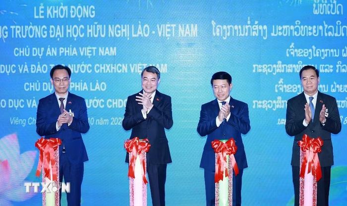 Thủ tướng Lê Minh Hưng và Thủ tướng Lào Saleumxay Kommasith thực hiện nghi thức khởi động dự án Trường Đại học Hữu nghị Lào-Việt Nam. (Ảnh: Dương Giang/TTXVN)