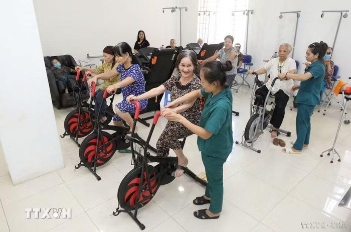 Hướng dẫn đối tượng là người cao tuổi tập phục hồi chức năng, nâng cao sức khỏe tại Trung tâm Công tác xã hội và Bảo trợ xã hội Yên Bái. (Ảnh: Anh Tuấn/TTXVN)